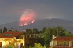 L'éruption de septembre 2004, depuis la côte orientale de la Sicile...